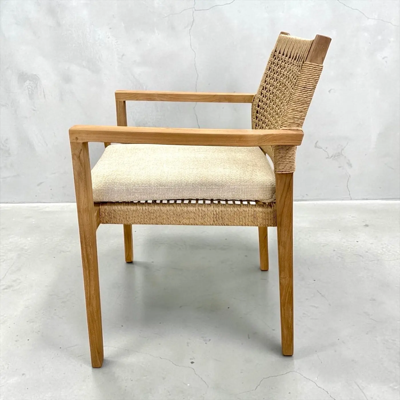 Elsa, chaise de repas empilable en teck massif, tressage synthétique ton naturel