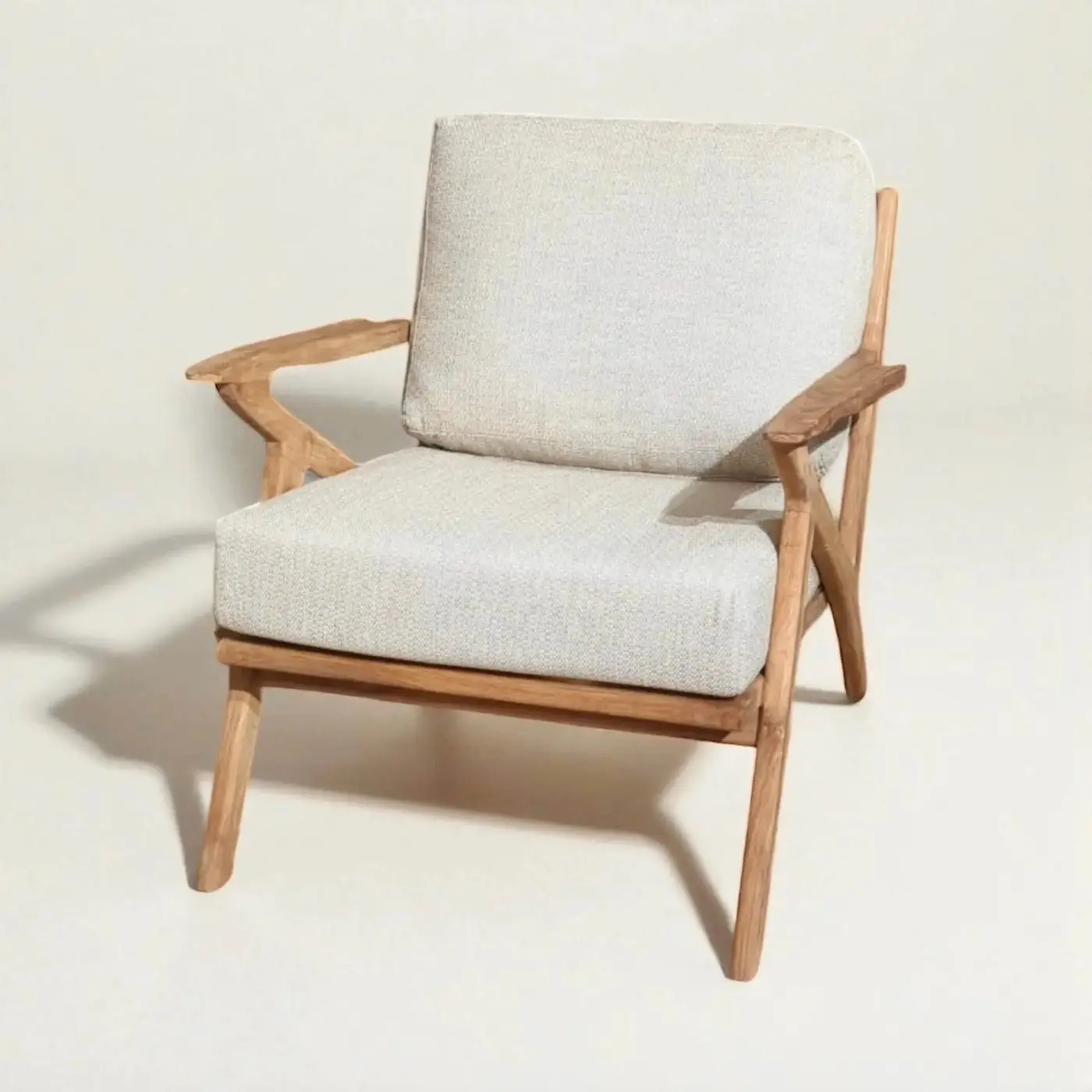 Adhitya, fauteuil en teck recyclé, piètement anguleux et coussins en bouclette écru