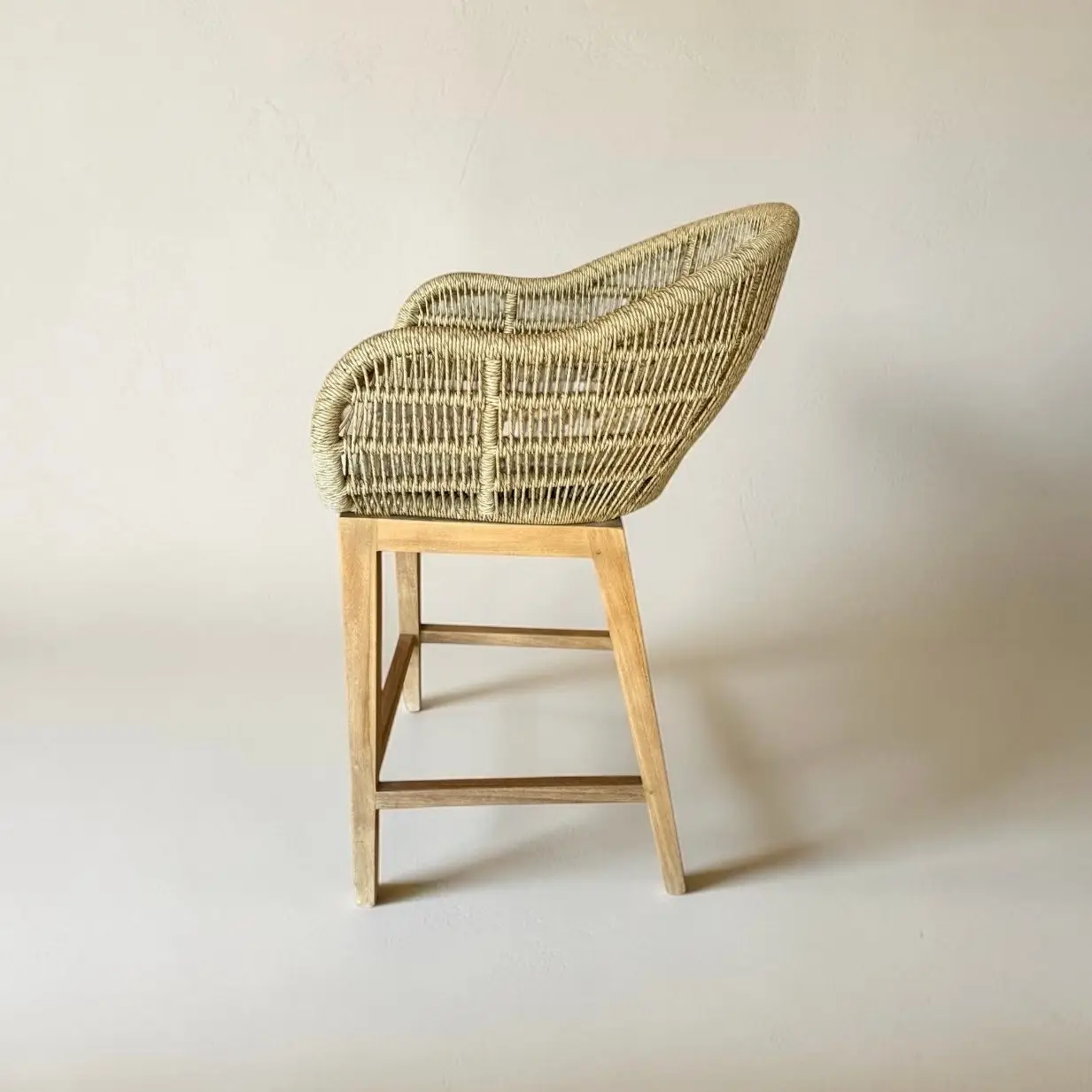 Sari bar, tabouret de bar en teck recyclé, haute coque tressée en cordage naturel
