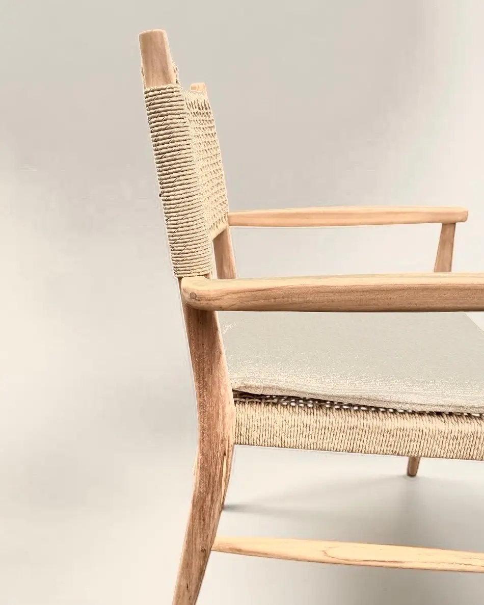 Wayan, chaise à accoudoirs en teck massif clair, dossier en corde beige et coussin ivoire