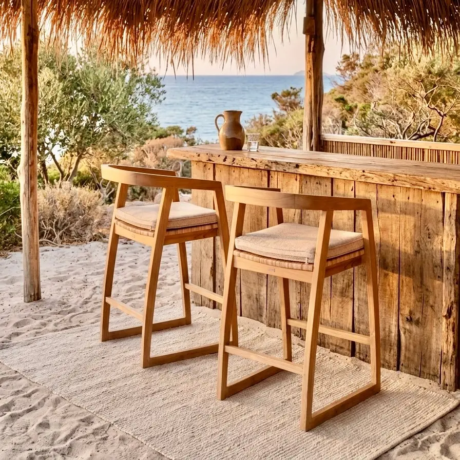 Jaya bar, tabouret de bar bas en teck, dossier en tonneau et coussin ivoire