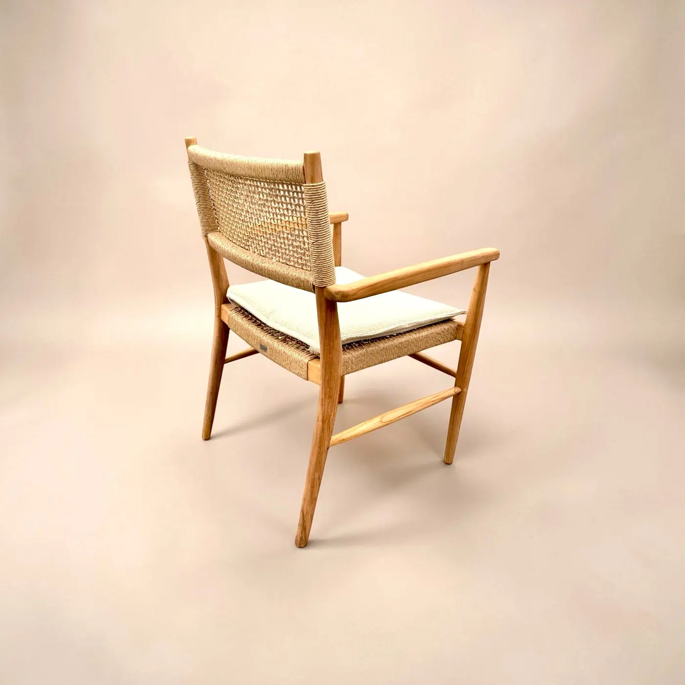 Wayan, chaise à accoudoirs en teck massif clair, dossier en corde beige et coussin ivoire