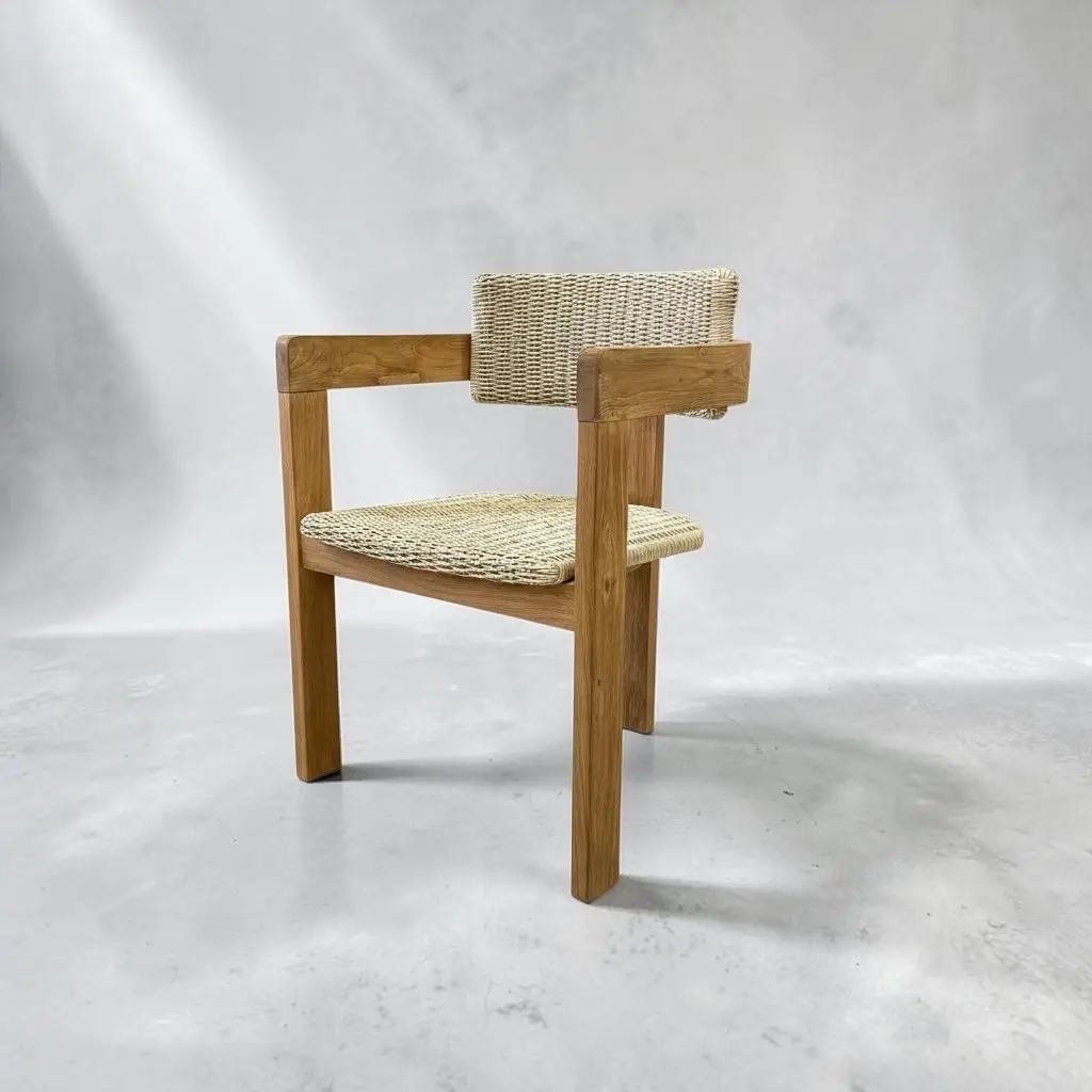 Ananda, fauteuil de repas en teck recyclé, dossier arrondi en cannage synthétique