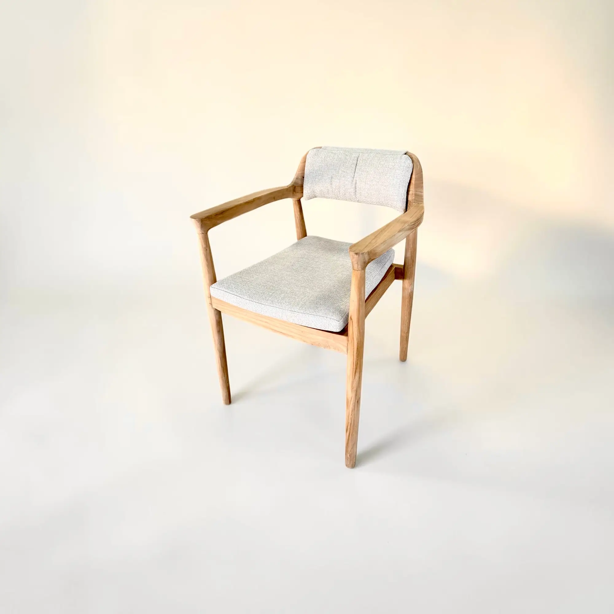 Padma, chaise de repas en teck massif, cadre ouvert anguleux, coussins beige
