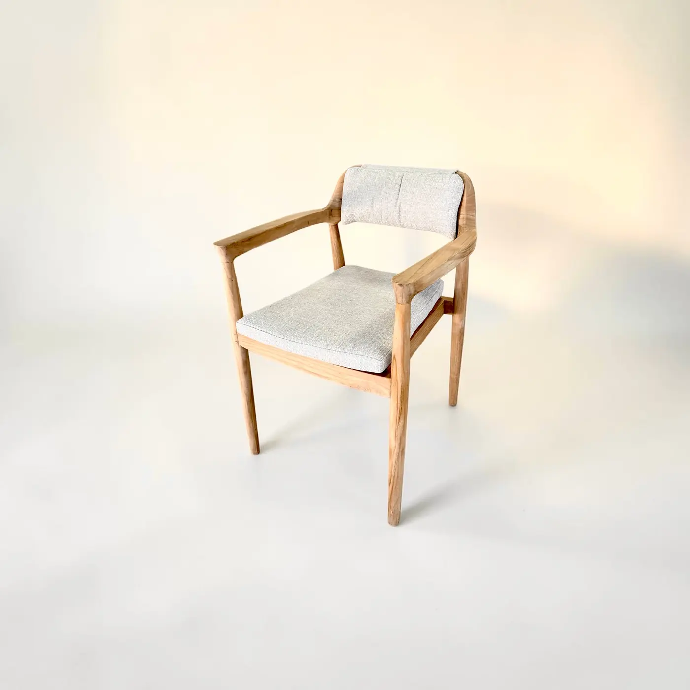 Padma, chaise de repas en teck massif, cadre ouvert anguleux, coussins beige