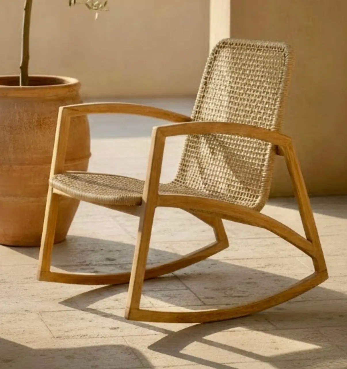 Ayun, rocking-chair en teck, assise et dossier tressés en fibre synthétique