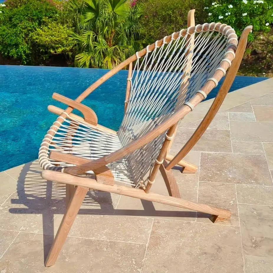 Fauteuil lounge Surya en teck massif, grand dossier rond en cordage blanc écru en éventail