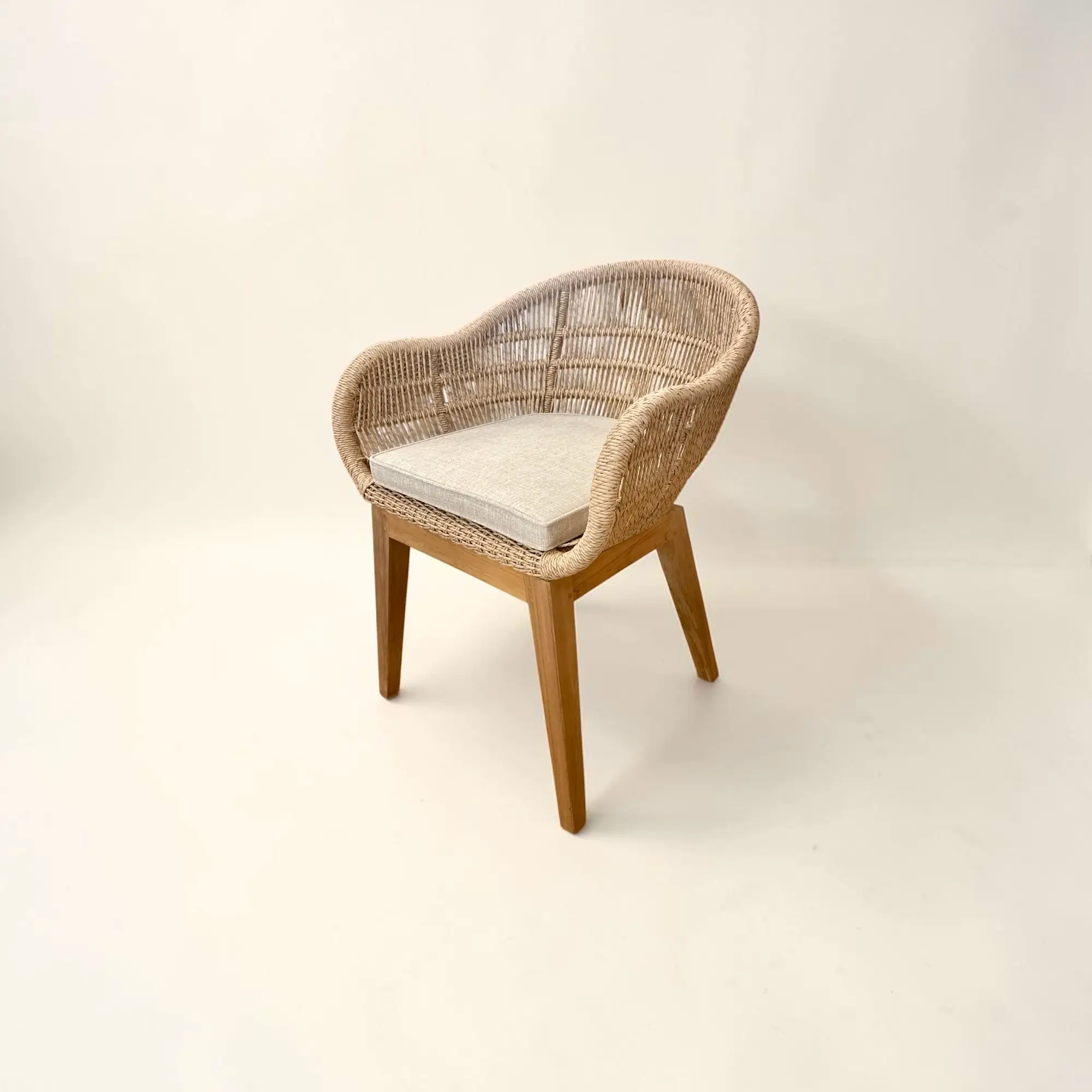 Sari, chaise de repas en teck massif, dossier arrondi en cordage synthétique beige