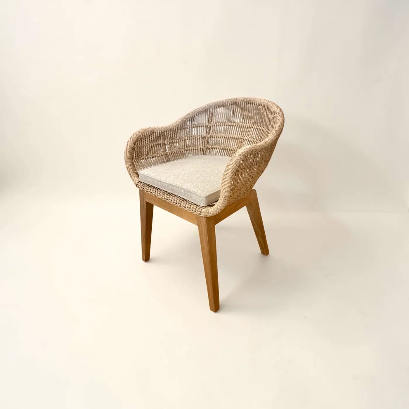 Sari, chaise de repas en teck massif, dossier arrondi en cordage synthétique beige