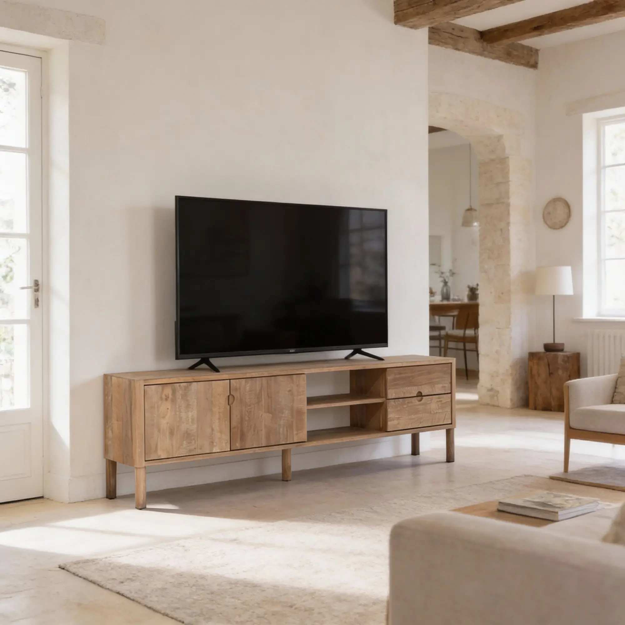 Long meuble TV Hangat en teck recyclé sur pieds fuselés, portes, tiroir et deux niches ouvertes