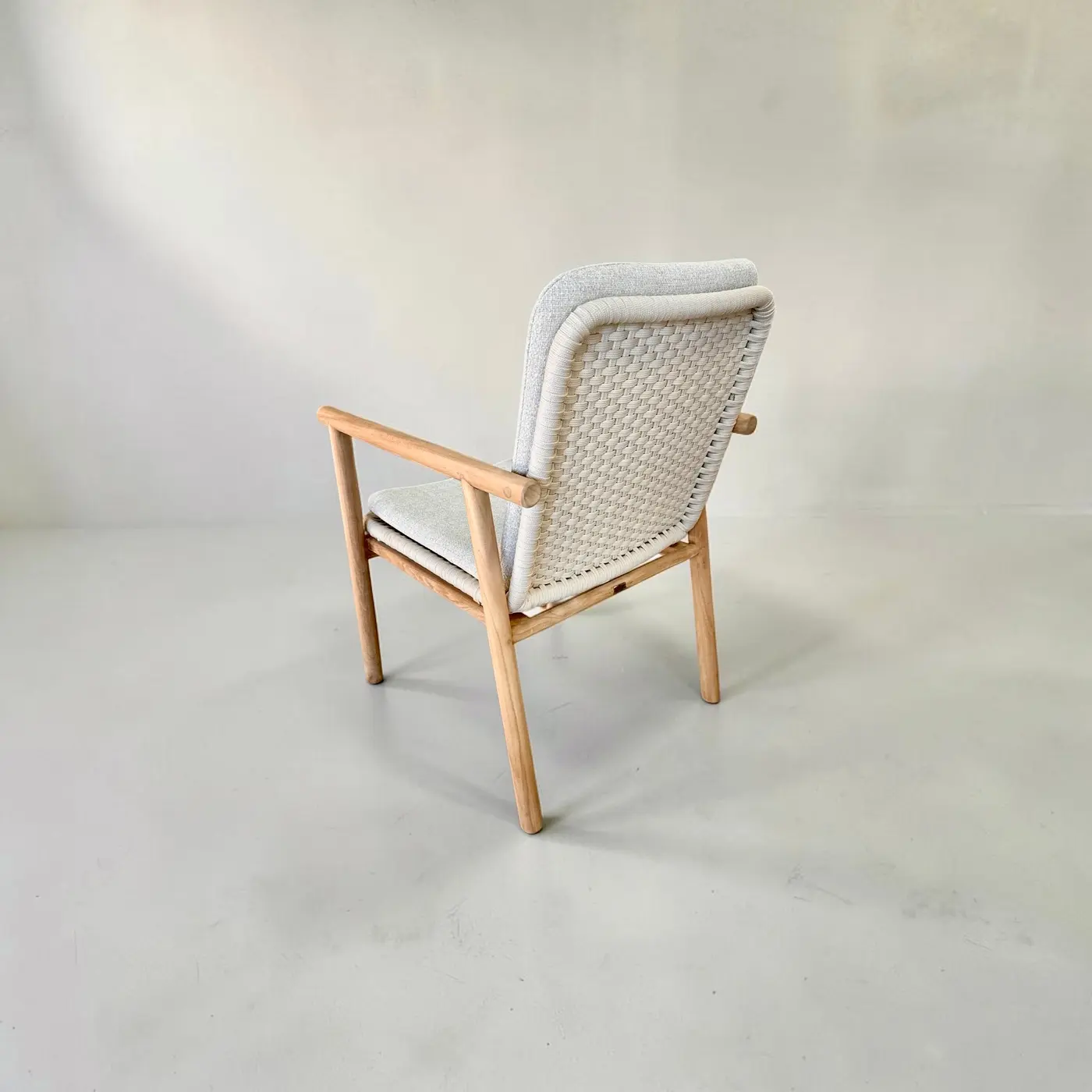 Indra, fauteuil en teck massif à dossier haut, coussins beige écru