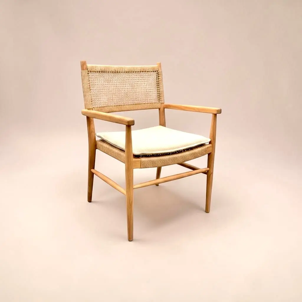 Wayan, chaise à accoudoirs en teck massif clair, dossier en corde beige et coussin ivoire