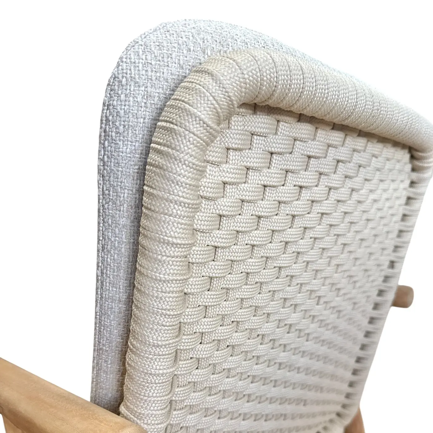 Indra, fauteuil en teck massif à dossier haut, coussins beige écru