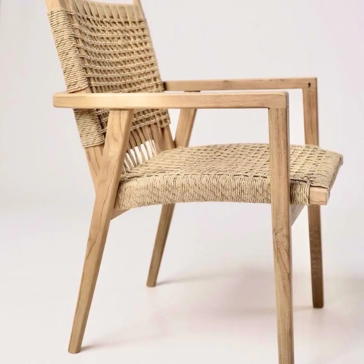 Dune, chaise de repas à accoudoirs en teck massif, dossier en tressage synthétique beige