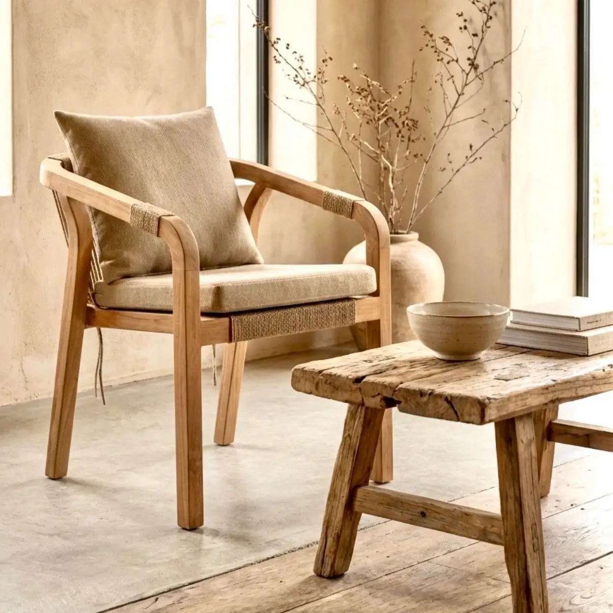 Nara, fauteuil de repas en teck massif à accoudoirs courbes, coussins greige gris clair