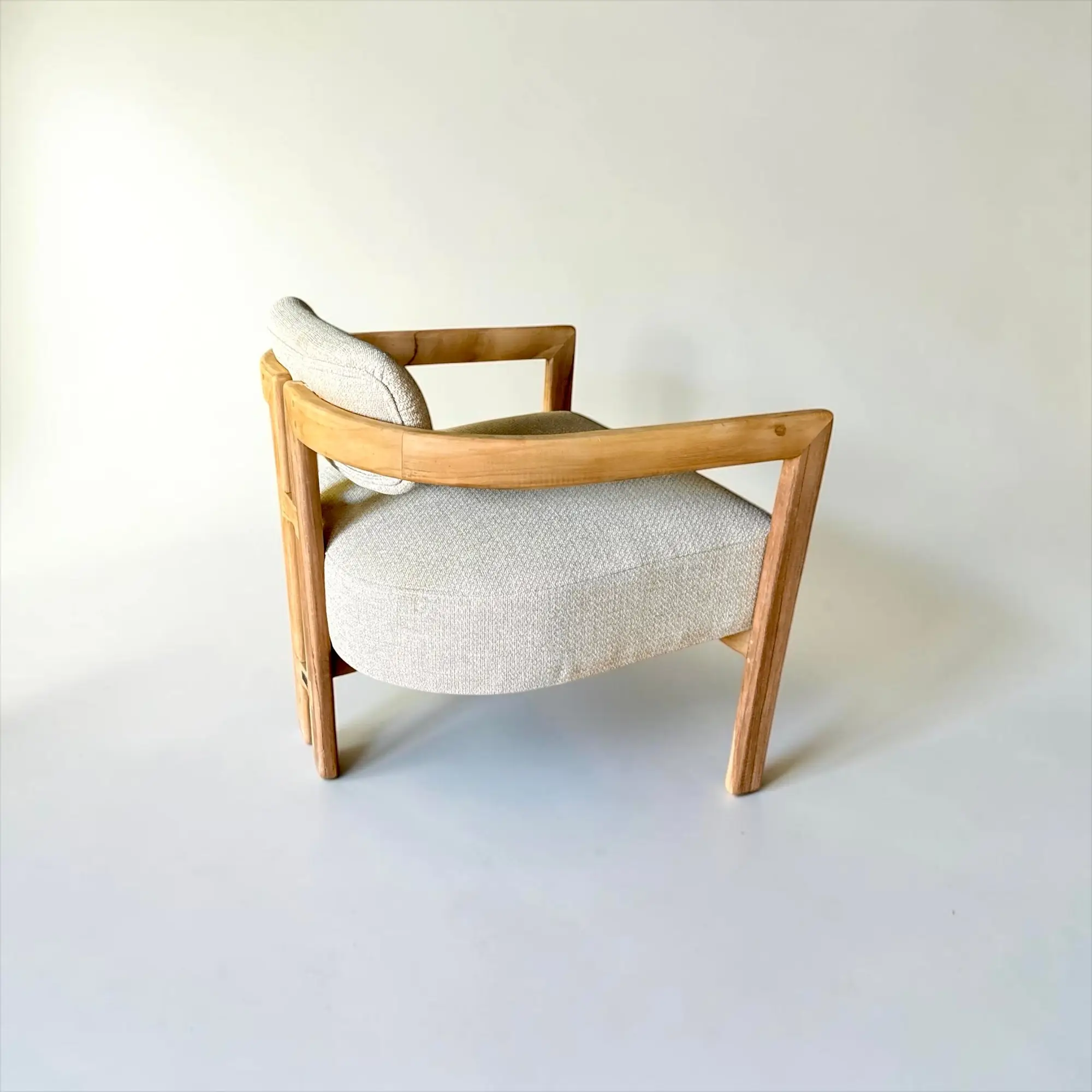 Fauteuil lounge Bayou en teck massif clair, cordage gris et coussins clairs
