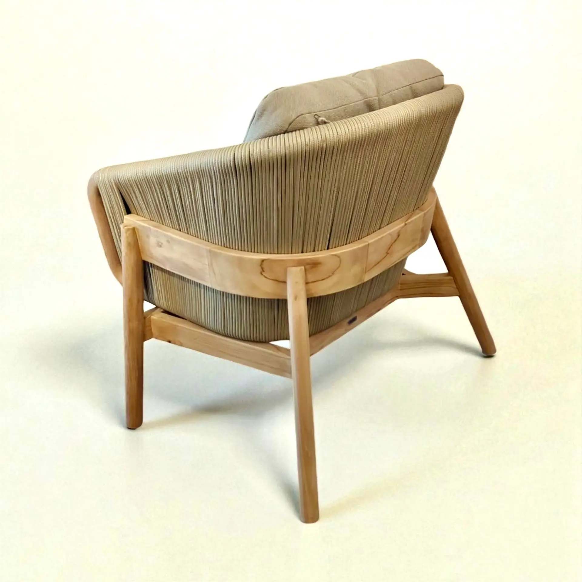 Fauteuil lounge Nalani en teck massif clair, dossier rond en cordage tressé kaki, coussins kaki