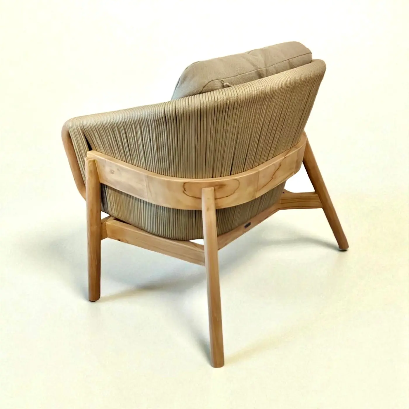 Fauteuil lounge Nalani en teck massif clair, dossier rond en cordage tressé kaki, coussins kaki