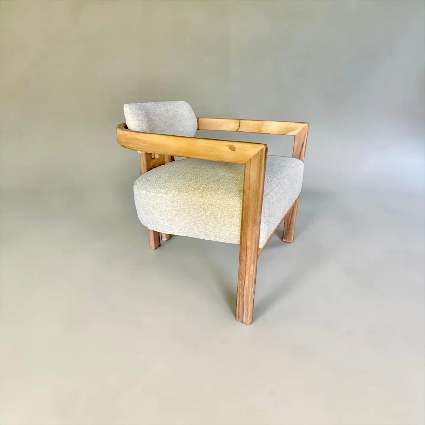Fauteuil lounge Bayou en teck massif clair, cordage gris et coussins clairs