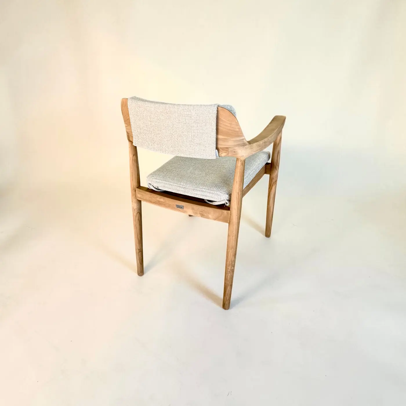 Padma, chaise de repas en teck massif, cadre ouvert anguleux, coussins beige