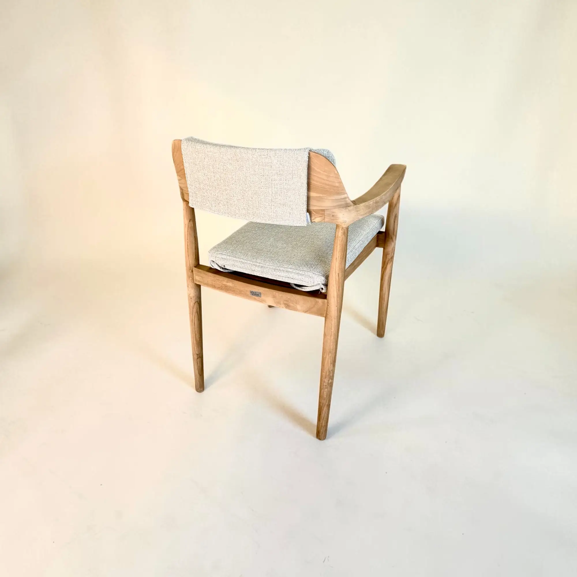 Padma, chaise de repas en teck massif, cadre ouvert anguleux, coussins beige