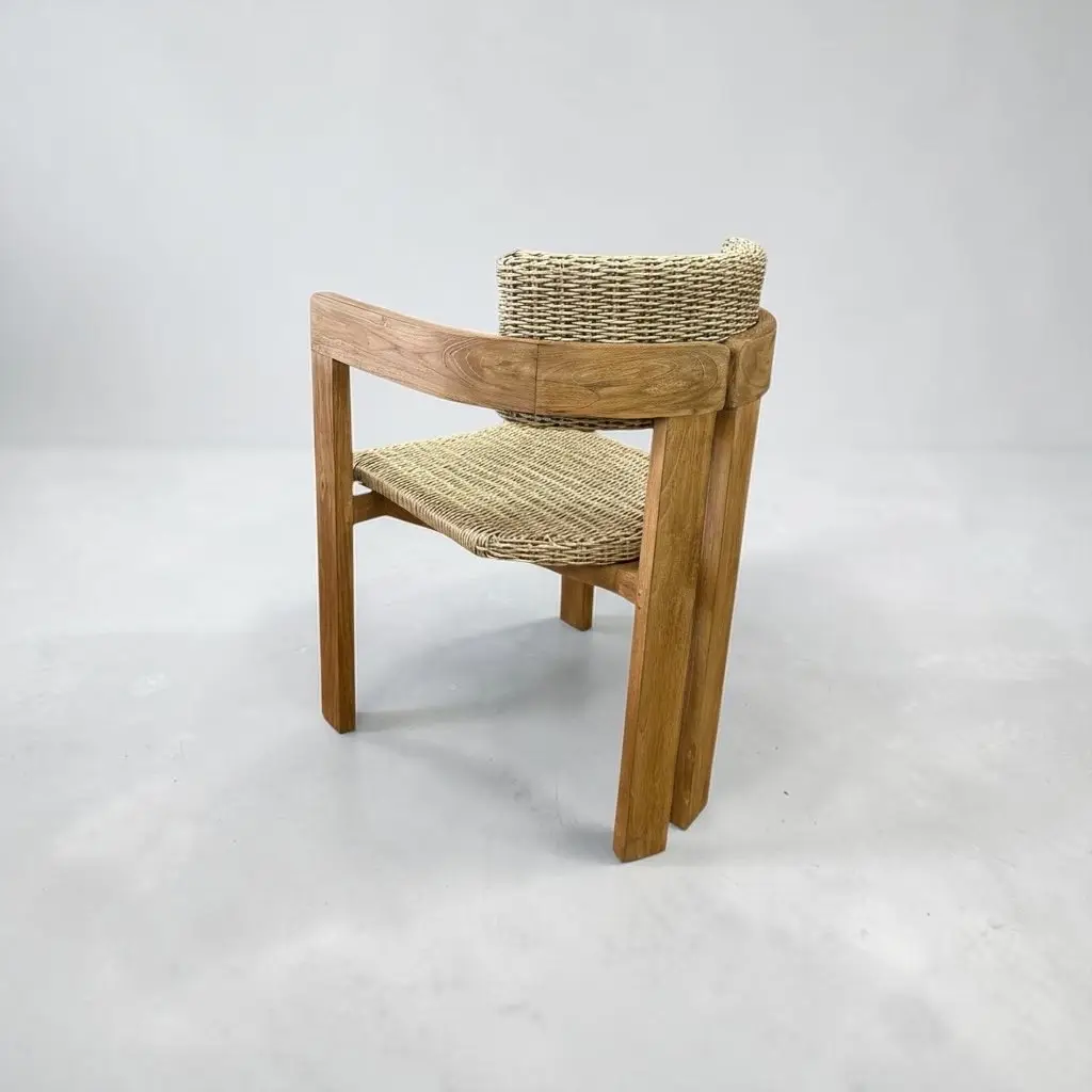Ananda, fauteuil de repas en teck recyclé, dossier arrondi en cannage synthétique