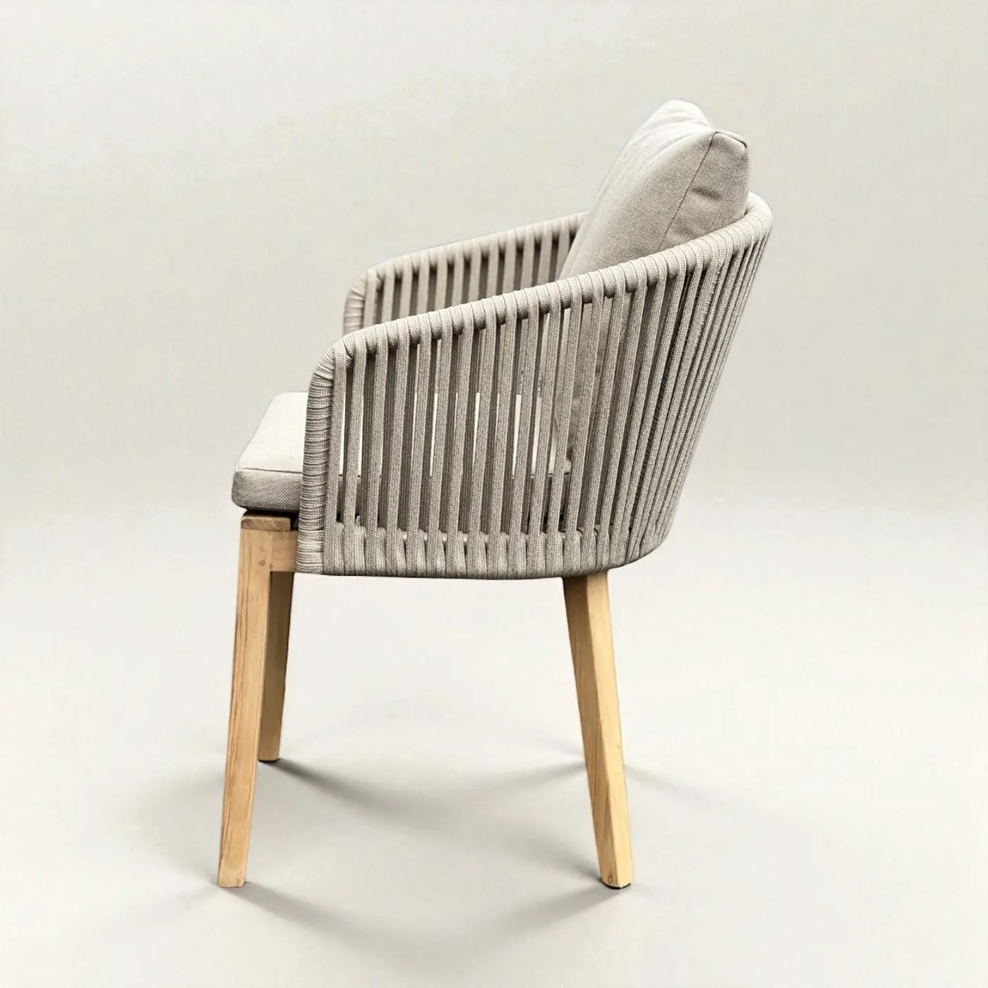 Aruna, chaise de repas tonneau en teck massif, cordage et coussins kaki