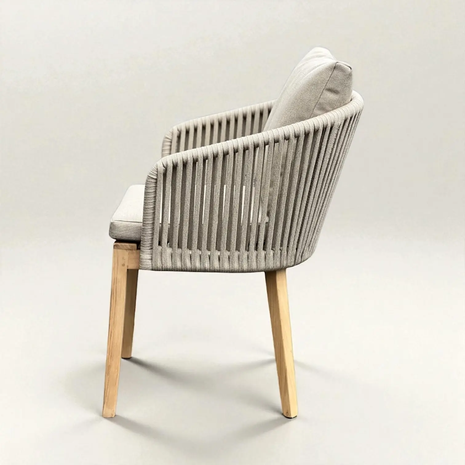 Aruna, chaise de repas tonneau en teck massif, cordage et coussins kaki