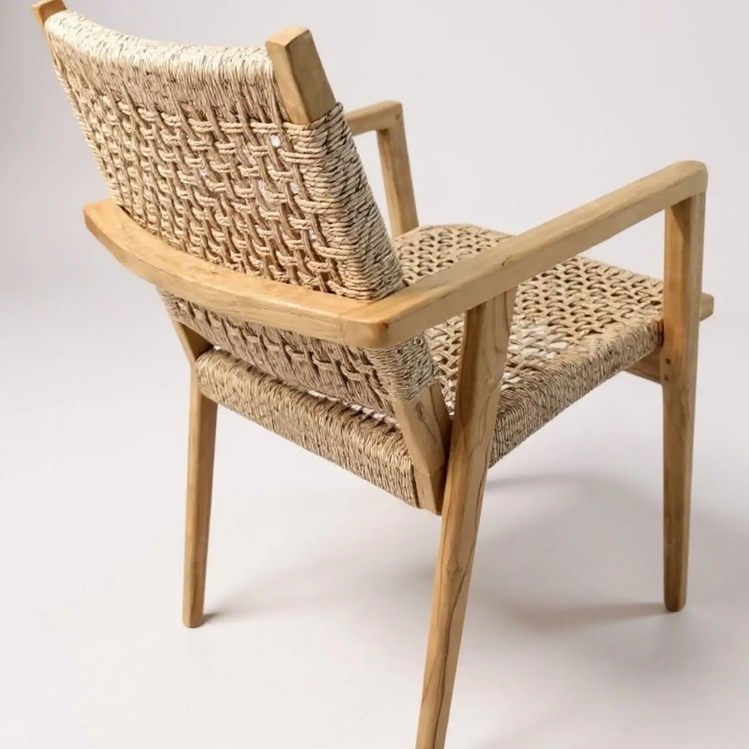 Dune, chaise de repas à accoudoirs en teck massif, dossier en tressage synthétique beige