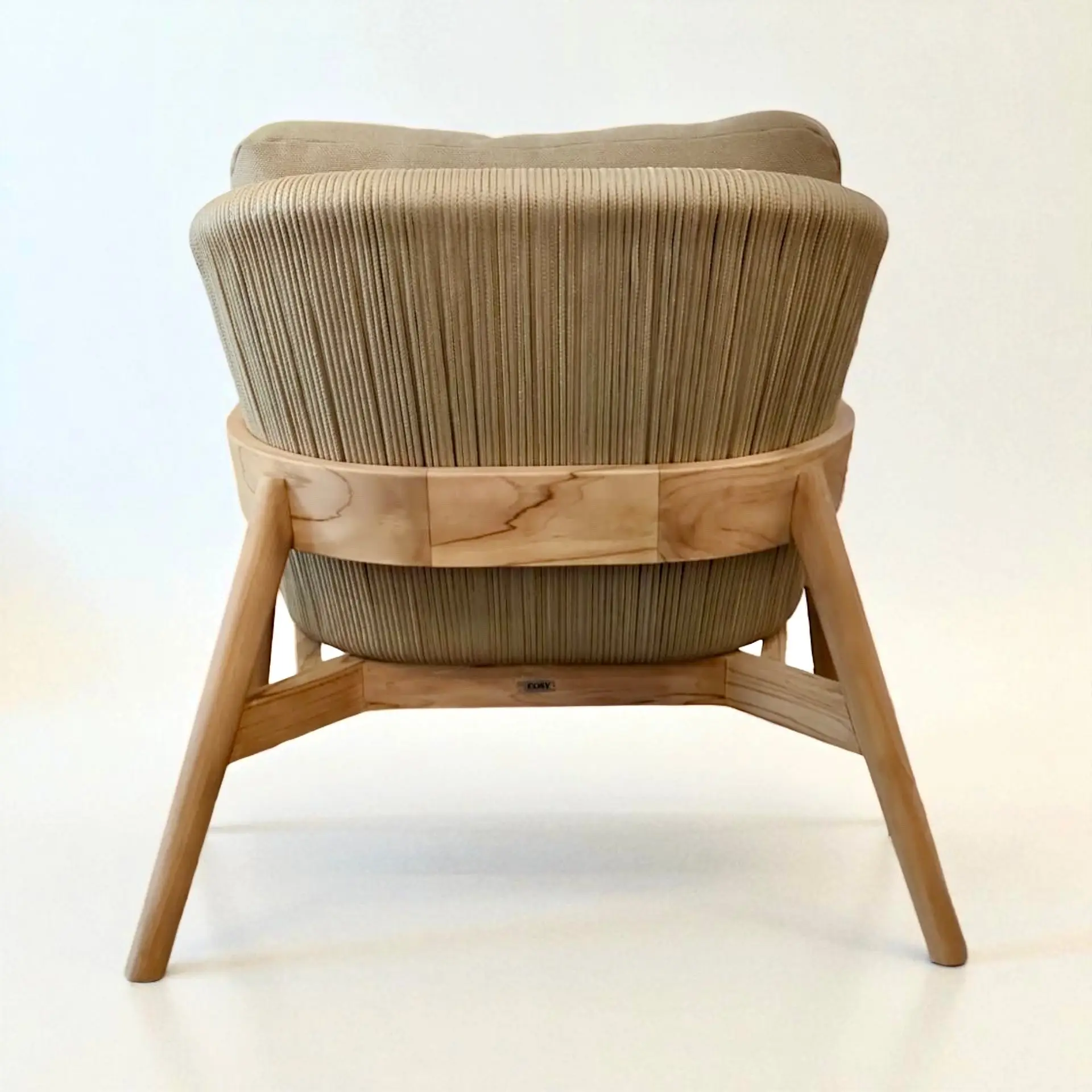 Fauteuil lounge Nalani en teck massif clair, dossier rond en cordage tressé kaki, coussins kaki