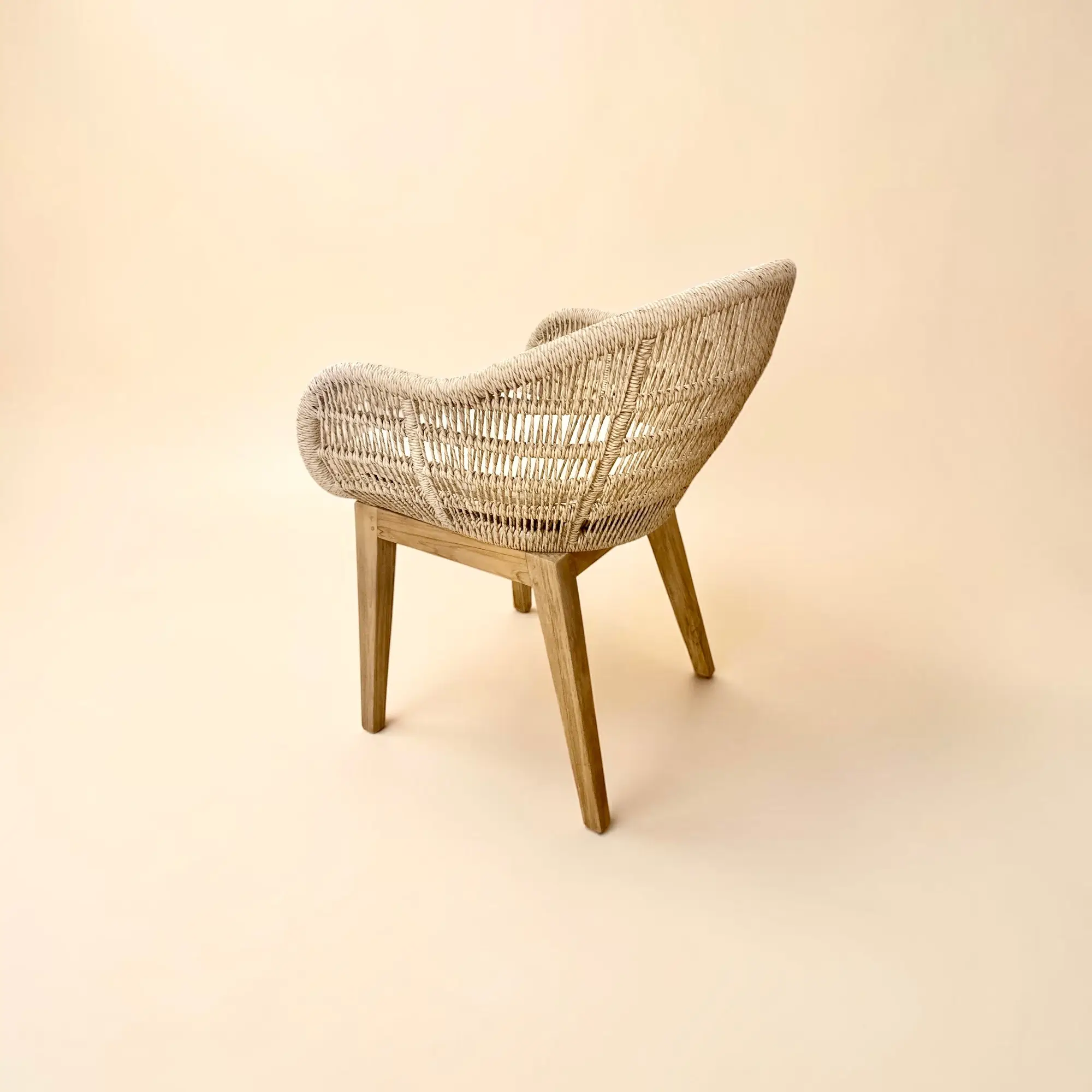 Sari, chaise de repas en teck massif, dossier arrondi en cordage synthétique beige