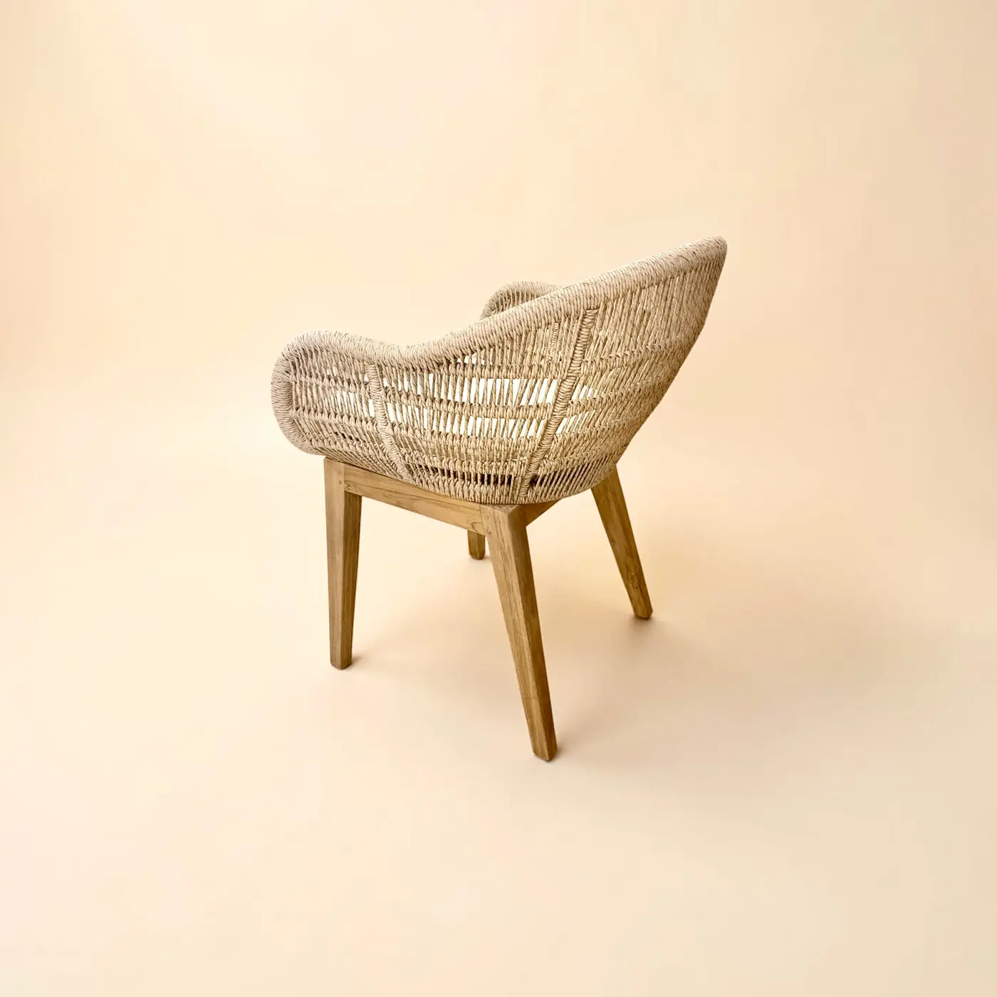Sari, chaise de repas en teck massif, dossier arrondi en cordage synthétique beige