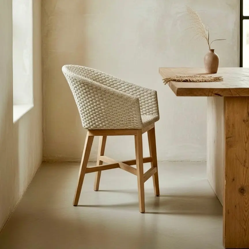 Luma bar, tabouret de bar en teck clair, dossier tonneau tressé gris et coussin beige