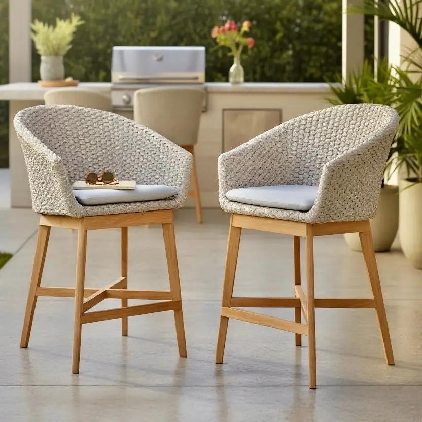 Luma bar, tabouret de bar en teck clair, dossier tonneau tressé gris et coussin beige