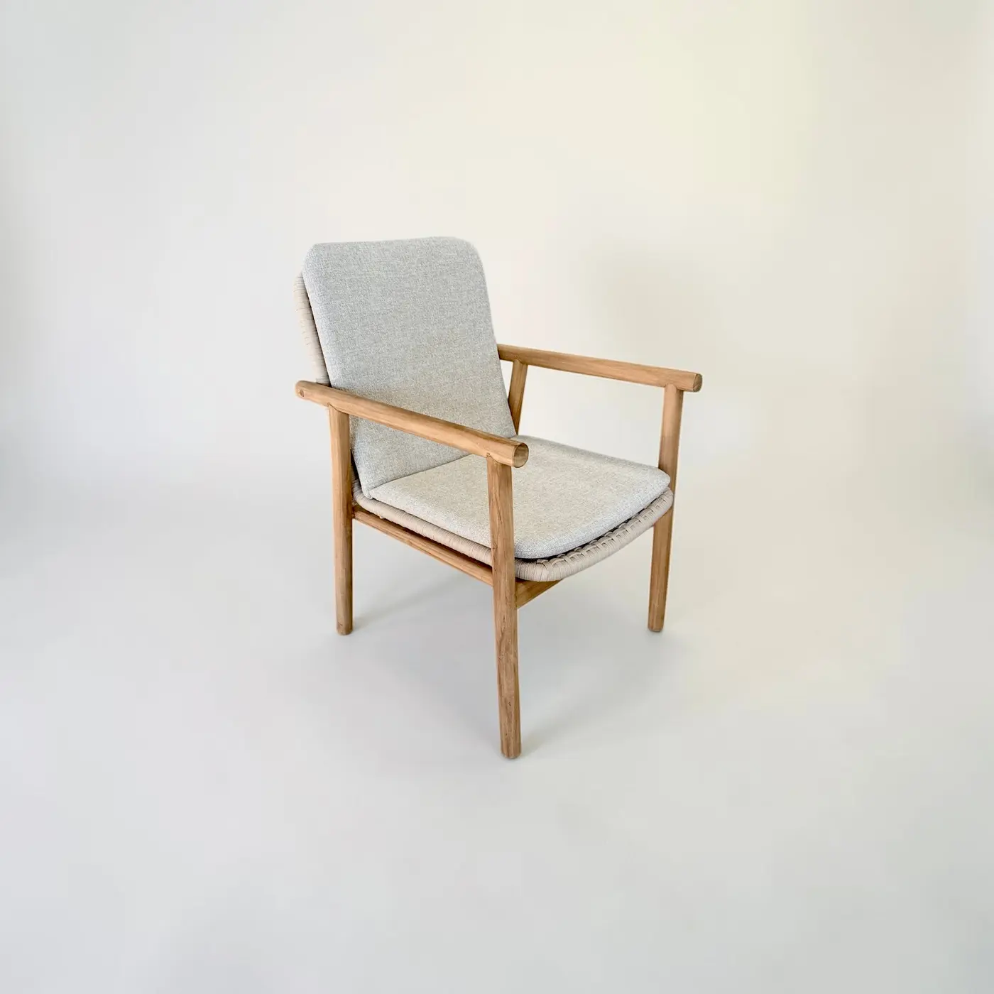 Indra, fauteuil en teck massif à dossier haut, coussins beige écru
