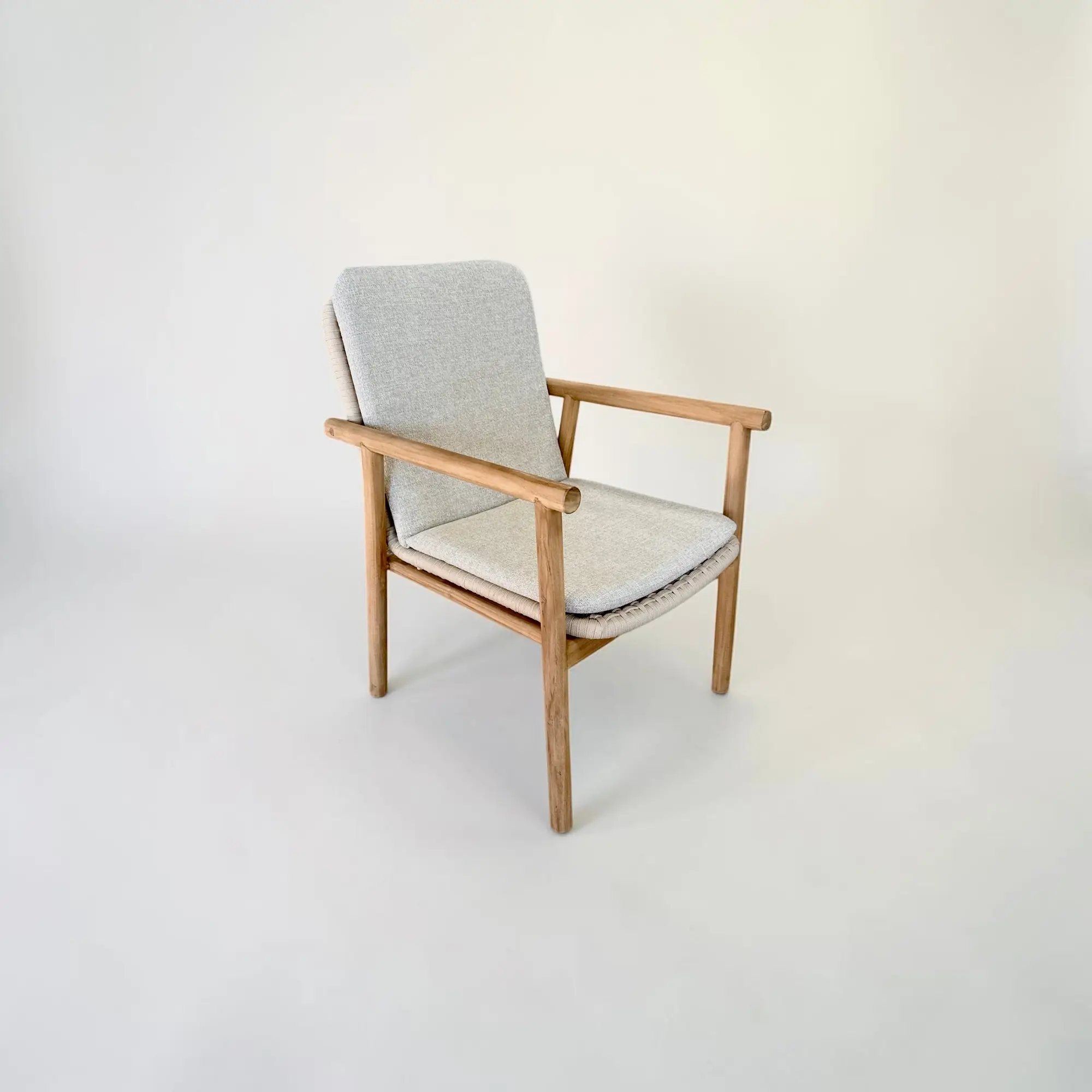 Indra, fauteuil en teck massif à dossier haut, coussins beige écru