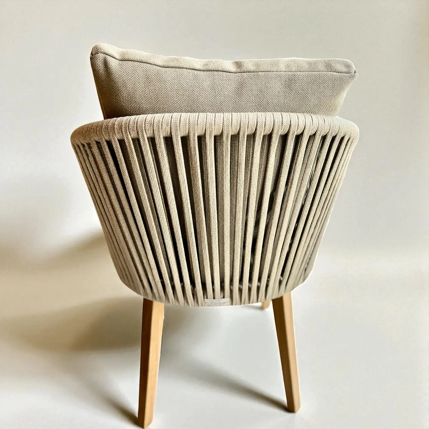 Aruna, chaise de repas tonneau en teck massif, cordage et coussins kaki