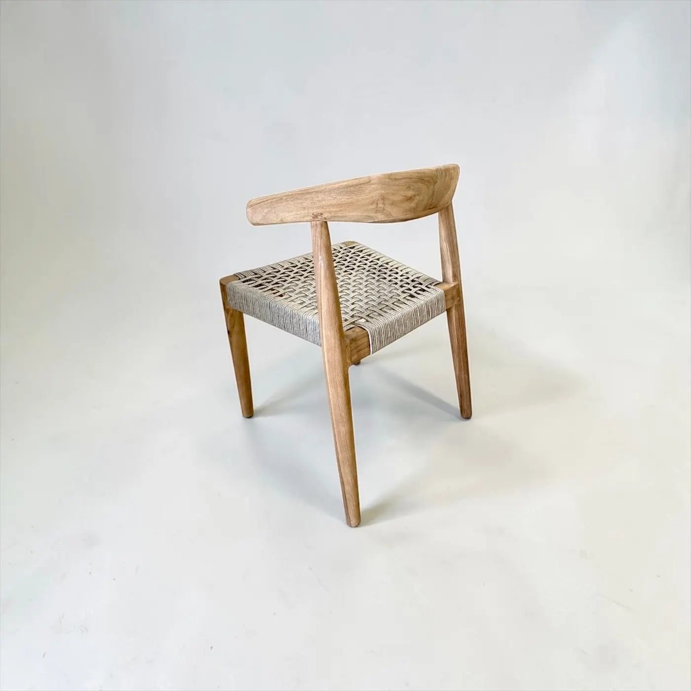 Huma, chaise de repas en teck recyclé, assise tressée écru et gris