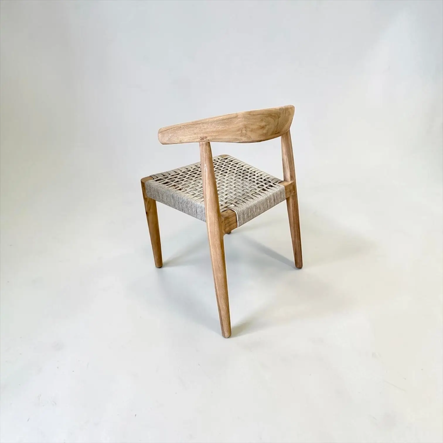 Huma, chaise de repas en teck recyclé, assise tressée écru et gris