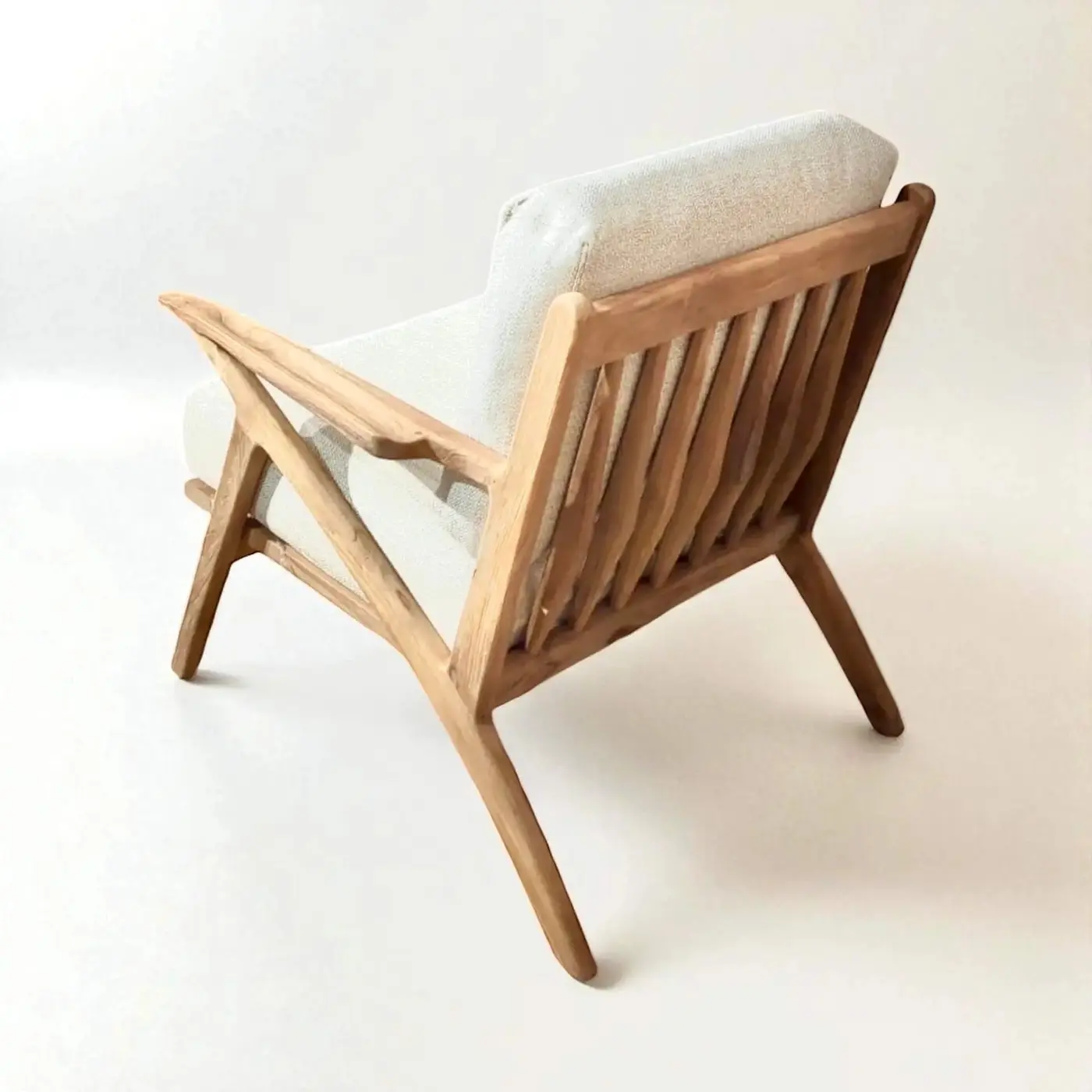 Adhitya, fauteuil en teck recyclé, piètement anguleux et coussins en bouclette écru
