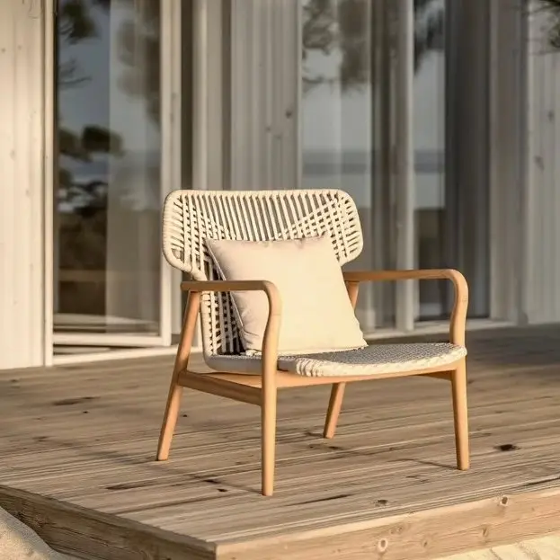 Fauteuil lounge Sumba en teck massif clair, dossier en cordage écru tressé en chevron, coussin lombaire sable