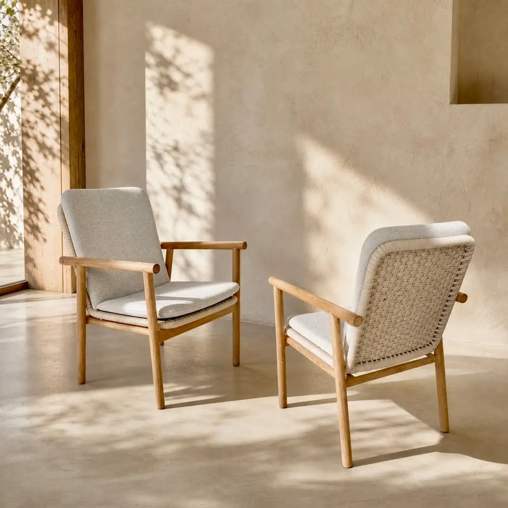 Indra, fauteuil en teck massif à dossier haut, coussins beige écru