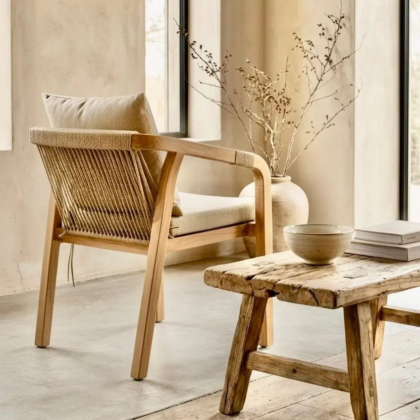 Nara, fauteuil de repas en teck massif à accoudoirs courbes, coussins greige gris clair