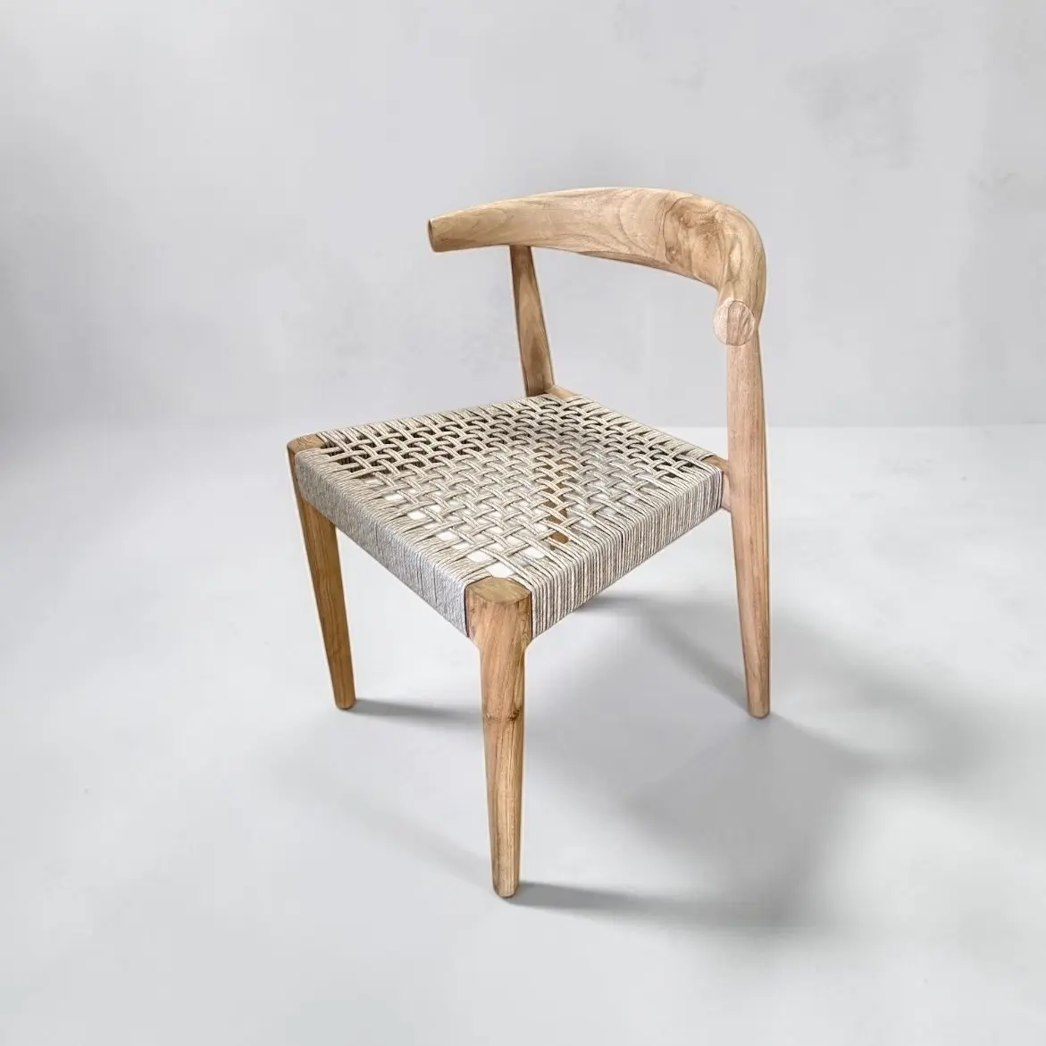 Huma, chaise de repas en teck recyclé, assise tressée écru et gris