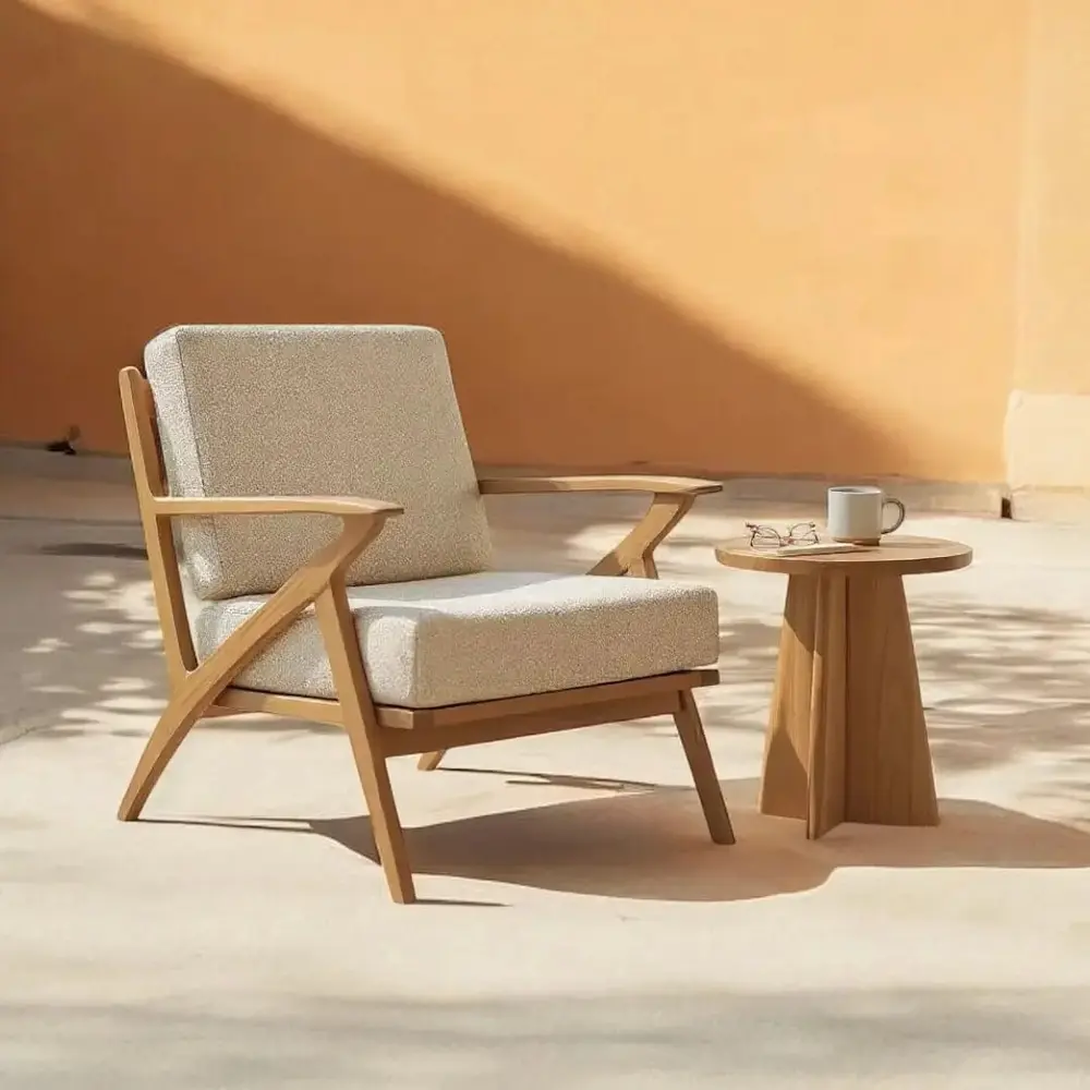 Adhitya, contre un mur ocre, avec sa table d'appoint