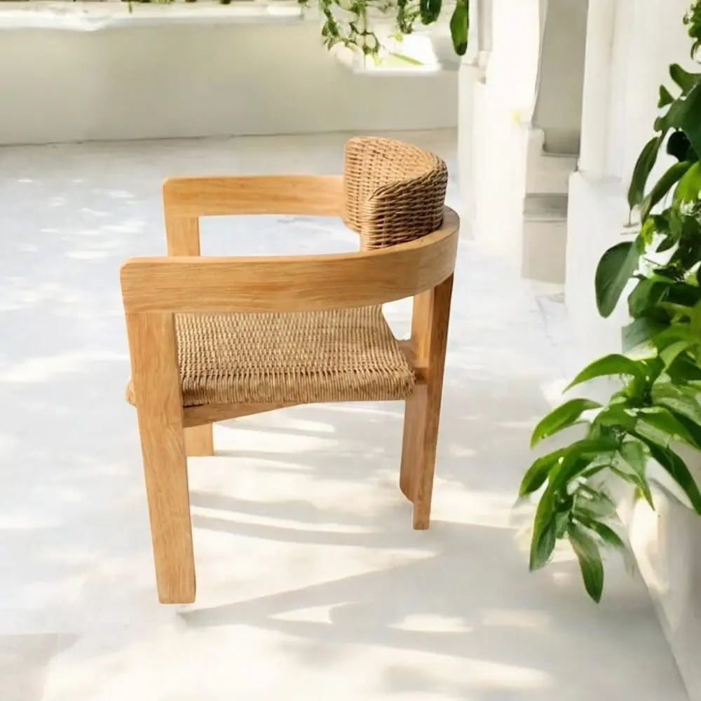 Ananda, sur une terrasse blanche, entre les plantes