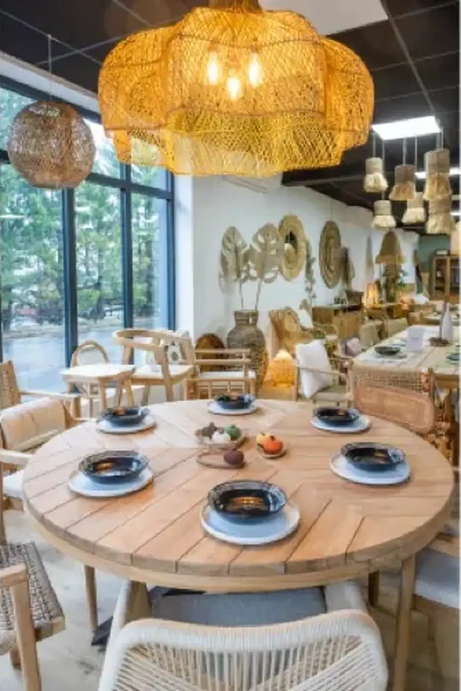 Le showroom de La Teste-de-Buch, suspensions en fibres et table ronde en teck