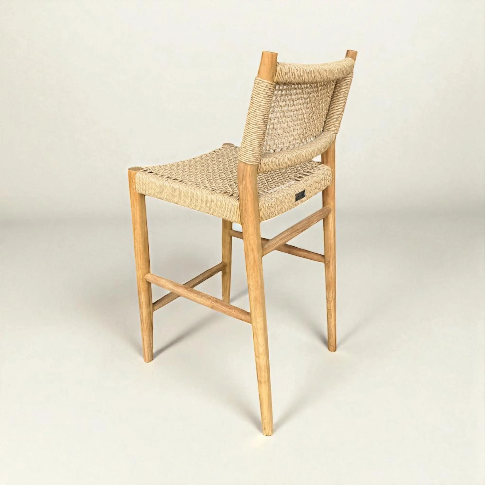 Lani bar, tabouret de bar haut en teck, dossier en cordage tressé et coussin écru