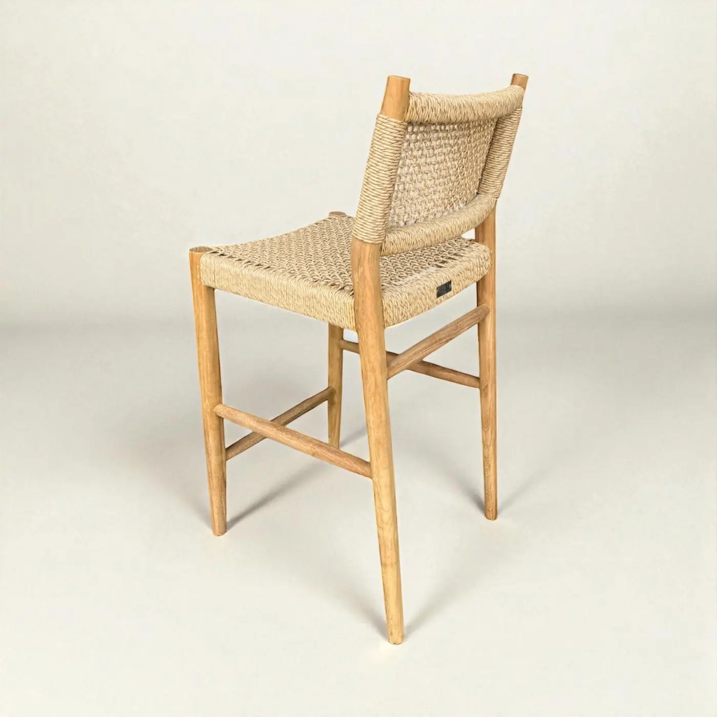 Lani bar, tabouret de bar haut en teck, dossier en cordage tressé et coussin écru