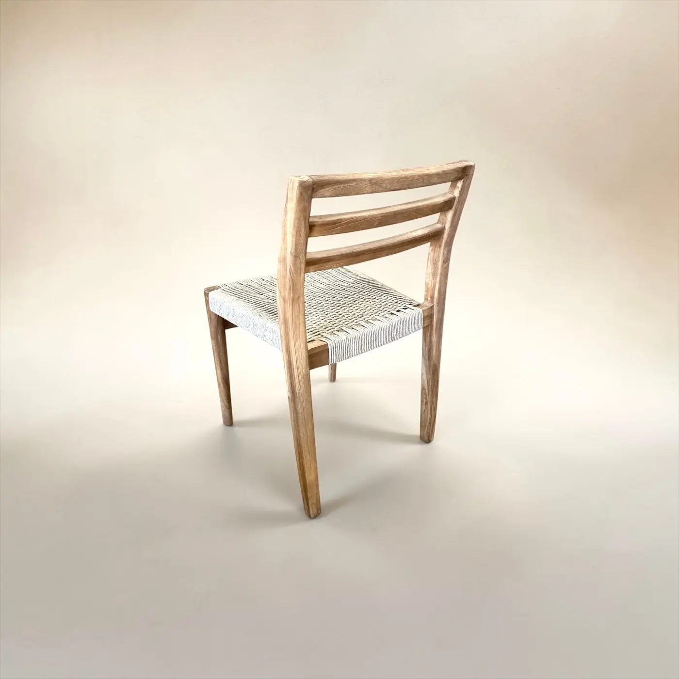 Zia, chaise de repas en teck recyclé, dossier à trois barreaux et assise tressée claire